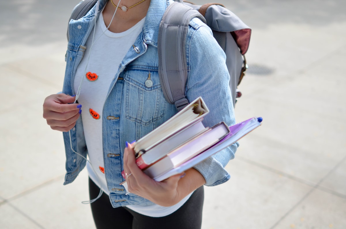 B1/B2 旅游签转 F-1 学生身份完全指南：境内转换与境外签证两条路径的每一步